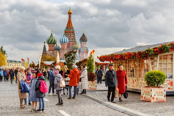 Moscú, Rusia - 05 de octubre de 2019: Fiesta tradicional Otoño de Oro en la Plaza Roja. Moscú centro histórico en el día de otoño — Foto de Stock