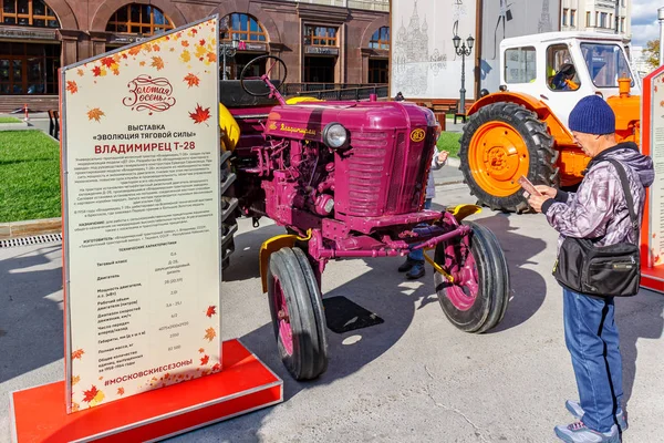 Moskwa, Rusia - Oktober 08, 2019: Restored soviet wheel tractor Vladimirets T-28 (dalam bahasa Inggris). Pameran mesin pertanian di Revolution Square di Moskow pada hari musim gugur cerah — Stok Foto