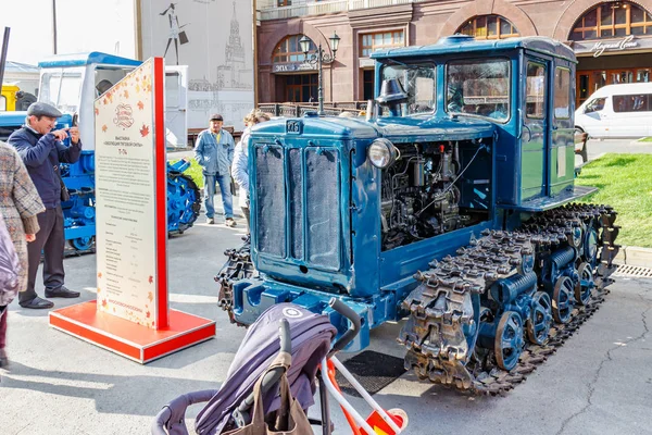 Moscú, Rusia - 08 de octubre de 2019: Tractor de orugas soviético KhTZ T-74 en el festival tradicional Otoño de Oro en la Plaza de la Revolución en Moscú en el soleado día de otoño — Foto de Stock