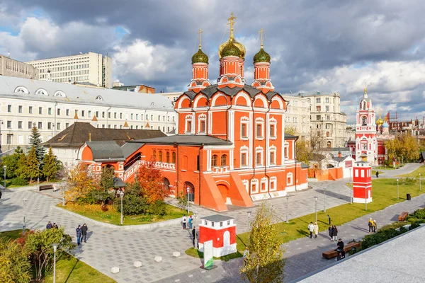 Moskou, Rusland - 08 oktober 2019: Panorama van de kathedraal van Znamensky in Moskou tegen bewolkte hemel in het zonlicht. Uitzicht vanaf Zaryadye Park op herfstdag — Stockfoto