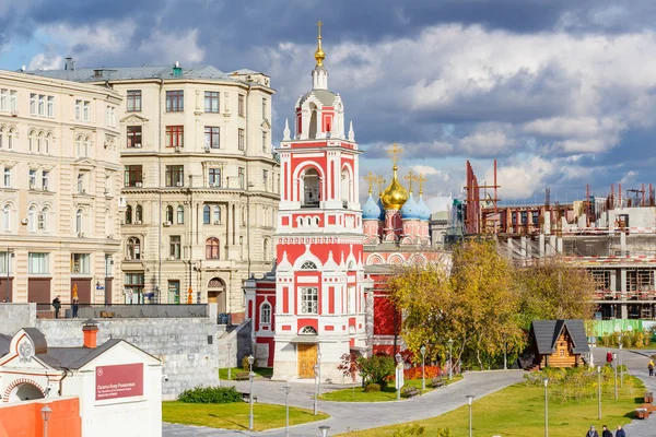 Moscú, Rusia - 08 de octubre de 2019: Iglesia de San Jorge en Zaryadye Park en el soleado día de otoño. Zaryadye Park es un lugar turístico popular en Moscú — Foto de Stock