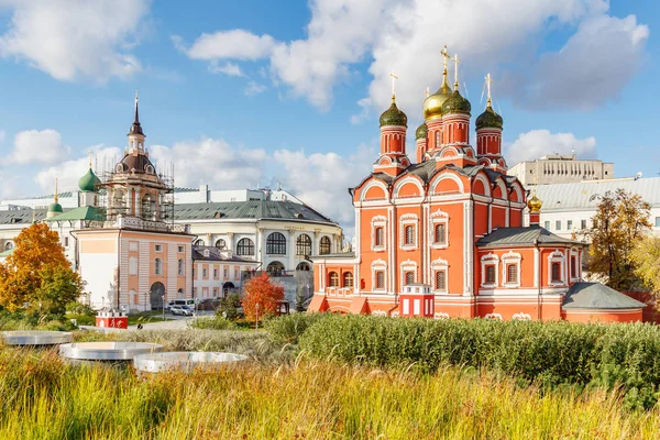 Moscú, Rusia - 08 de octubre de 2019: Catedral de Znamensky y campanario con el edificio celular del Monasterio de Znamensky en el soleado día de otoño. Otoño en Moscú centro — Foto de Stock