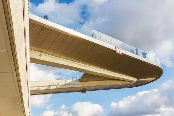 Moskou, Rusland - 08 oktober 2019: Zwevende brug in Zaryadye Park tegen de blauwe lucht met wolken op zonnige dag — Stockfoto