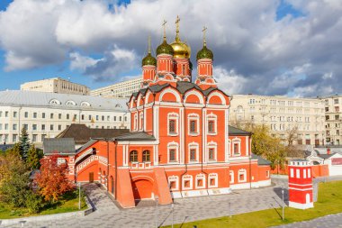 Moskova, Rusya - 08 Ekim 2019: Moskova 'daki Znamensky Katedrali. Güneşli sonbahar gününde Zaryadye Parkı 'ndan görüntü