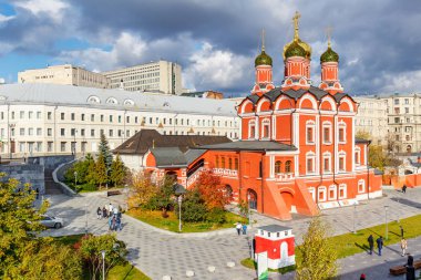 Moskova, Rusya - 08 Ekim 2019: Znamensky Katedrali Moskova şehir merkezinde güneşli sonbahar gününde tarihi binalara karşı. Zaryadye Parkı mimarisi