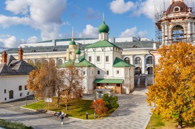 Moskova, Rusya - 08 Ekim 2019: Kutsanmış Maximus Kilisesi. Zaryadye Park mimarisi güneşli bir sonbahar gününde