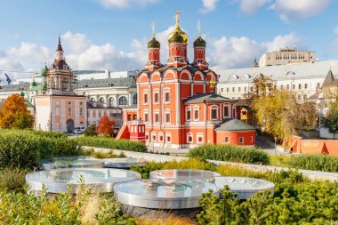 Moskova, Rusya - 08 Ekim 2019: Güneşli bir sonbahar gününde Moskova şehir merkezindeki eski kiliselerin tarihi binaları mavi gökyüzüne karşı. Zaryadye Parkı 'ndan görüntü