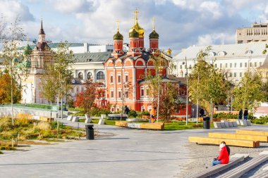 Moskova, Rusya - 08 Ekim 2019: Moskova Zaryadye Parkı 'nda popüler tatil beldesi. Güneşli sonbahar gününde Zaryadye Parkı Panoraması