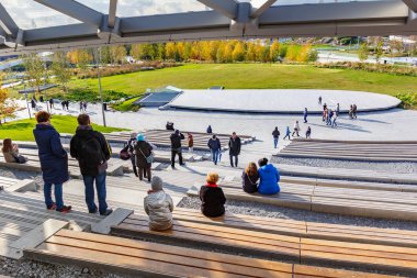 Moskova, Rusya - 08 Ekim 2019: Güneşli sonbahar gününde Zaryadye Park 'taki Büyük Amfitiyatronun önündeki en üst kare manzarası