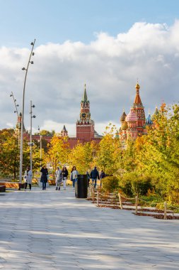 Moskova, Rusya - 08 Ekim 2019: Zaryadye Park 'ın sonbahar manzarası. Zaryadye Parkı Moskova tarihi merkezinde popüler bir turistik yerdir.
