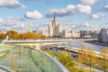 Moskova, Rusya - 08 Ekim 2019: Güneşli sonbahar gününde Moskova merkez. Zaryadye Parkı 'ndan beyaz bulutlarla mavi gökyüzüne karşı güneş ışığına bak