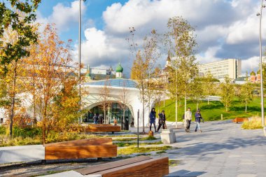 Moskova, Rusya - 08 Ekim 2019: Güneşli sonbahar gününde Moskova 'daki Zaryadye Park' ın tabiat manzarası. Zaryadye Parkı Moskova şehir merkezinde popüler bir turistik yerdir.