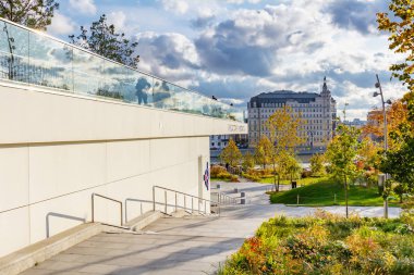 Moskova, Rusya - 08 Ekim 2019: Sonbaharda Zaryadye Parkı. Moskova 'daki Zaryadye Parkı manzarası güneşli bir sonbahar gününde