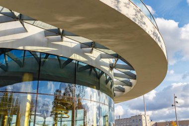 Moskova, Rusya - 08 Ekim 2019: Güneşli bir günde mavi gökyüzüne karşı çağdaş binanın yuvarlak cam ön cephesi