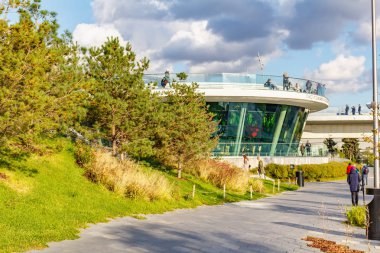 Moskova, Rusya - 08 Ekim 2019: güneşli sonbahar gününde Moskova 'daki Zaryadye Parkı. Zaryadye Parkı Moskova 'da popüler bir tatil beldesi.