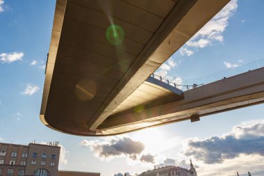 Moskova, Rusya - 08 Ekim 2019: Moskova 'nın Zaryadye Parkı' ndaki Yükselen Köprü Konsolu Sonbahar akşamında güneşe karşı