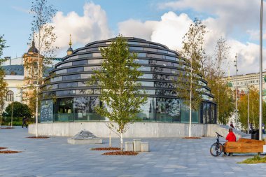 Moskova, Rusya - 08 Ekim 2019: Güneşli bir sonbahar akşamında Zaryadye Kubbesi binası. Zaryadye Parkı Moskova 'da popüler bir tatil beldesi.