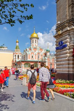 Moskova, Rusya - 28 Temmuz 2019: Kızıl Meydan 'da güneşli bir yaz sabahı Kazan Katedrali' ne karşı yürüyen turistler. Moskova şehir merkezi popüler bir turistik beldedir.