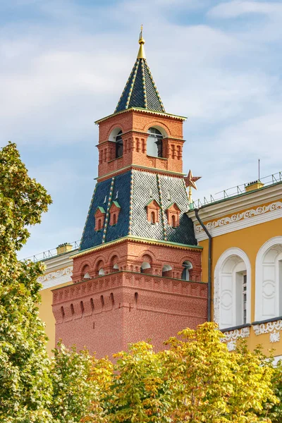 Moscou, Rússia - 13 de setembro de 2019: Torre do Arsenal Médio do Kremlin de Moscou na manhã ensolarada contra árvores e céu azul — Fotografia de Stock