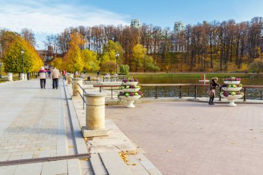 Moskova, Rusya - 16 Ekim 2019: Güneşli sonbahar gününde Tsaritsyno Parkı 'nda Yukarı Göl' ün dolgusu. Tsaritsyno Park Moskova 'da popüler bir turistik yerdir.