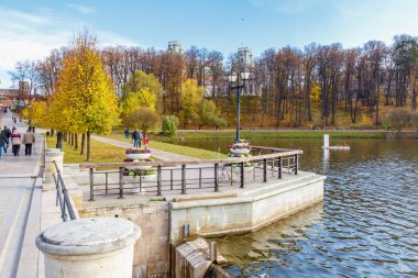 Moskova, Rusya - 16 Ekim 2019: Moskova 'daki Tsaritsyno Park' taki Yukarı ve Orta Göletler arasındaki baraj. Tsaritsyno Parkı güneşli sonbahar gününde