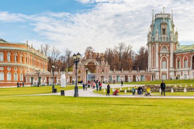 Moskova, Rusya - 16 Ekim 2019: Moskova 'daki Tsaritsyno Parkı' nın önündeki meydanda yürüyen turistler. Güneşli sonbahar gününde Tsaritsyno Park manzarası