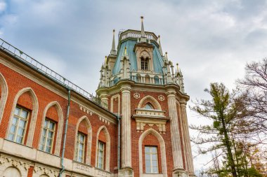 Moskova, Rusya - 16 Ekim 2019: Sonbahar günü bulutlu gökyüzüne karşı Tsaritsyno Park 'taki Büyük Saray. Tsaritsyno Park Moskova 'da popüler bir turistik yerdir.