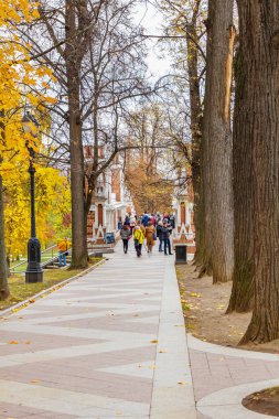 Moskova, Rusya - 16 Ekim 2019: Sonbahar günü Moskova 'daki Tsaritsyno Parkı' ndaki Figured Köprüsü 'ne giden bir grup turist. Tsaritsyno Park Moskova 'da popüler bir turistik yerdir.