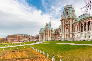 Moskova, Rusya - 16 Ekim 2019: Güneşli bir sonbahar gününde mavi gökyüzüne karşı Moskova 'daki Tsaritsyno Park' ta restore edilen tarihi binaların görüntüsü. Sonbaharda Tsaritsyno Park 'ın mimarisi
