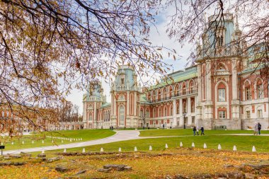 Moskova, Rusya - 16 Ekim 2019: Tsaritsyno Parkı 'ndaki Büyük Saray' ın sonbahar ağaçlarının dallarıyla manzarası. Tsaritsyno Park, Moskova 'da sonbahar günü