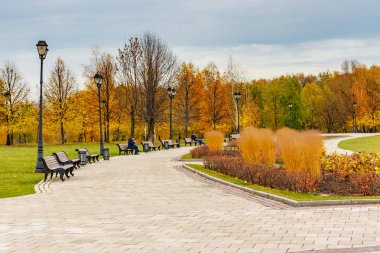 Moskova, Rusya - 16 Ekim 2019: Tsaritsyno Park sonbahar manzarası. Tsaritsyno Parkı Moskova 'da popüler bir tatil beldesi.