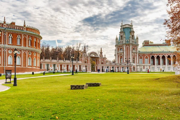 Moskva, Ryssland - 16 oktober 2019: Landskapet Tsaritsyno Park i Moskva på solig höstdag. Tsaritsyno Park är känd turistiska plats i Moskva — Stockfoto