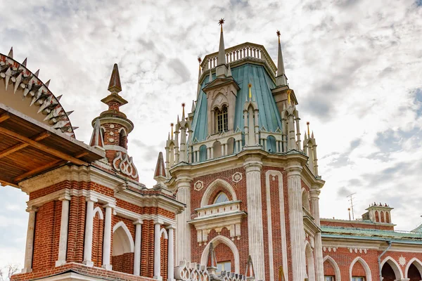 Moscú, Rusia - 16 de octubre de 2019: Torre del Gran Palacio en el Parque Tsaritsyno contra el cielo nublado en el día de otoño. Parque Tsaritsyno es un lugar turístico popular en Moscú — Foto de Stock