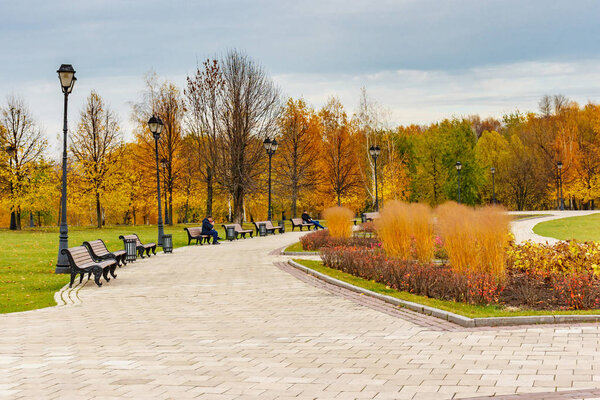 Москва, Россия - 16 октября 2019 г.: Осенний пейзаж Царицынского парка. Царицыно парк - популярное место отдыха людей в Москве
