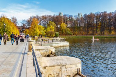 Moskova, Rusya - 16 Ekim 2019: İnsanlar güneşli bir sonbahar gününde Tsaritsyno Parkı 'ndaki Yukarı Göl kıyısında yürüyorlar. Moskova 'daki Tsaritsyno Park' ın sonbahar manzarası