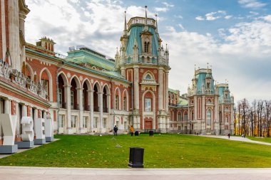 Moskova, Rusya - 16 Ekim 2019: Tsaritsyno Park 'taki Büyük Saray cephesi güneşli sonbahar gününde mavi gökyüzü ve yeşil çimlere karşı. Tsaritsyno Park mimarisi