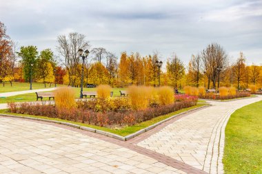 Moskova, Rusya - 16 Ekim 2019: Tsaritsyno Parkı bulutlu bir sonbahar gününde. Tsaritsyno Park Moskova 'da popüler bir turistik yerdir.