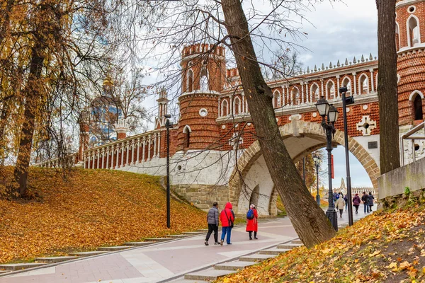 Moskau, russland - 16. oktober 2019: eine figürliche brücke im zaritsyno park in moskau an einem bewölkten herbsttag. Zaritsyno-Park ist beliebtes historisches Wahrzeichen in Moskau — Stockfoto