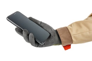 Geniş ekranlı modern akıllı telefon işçi eliyle siyah koruyucu eldiven ve beyaz arka planda izole kahverengi üniforma.