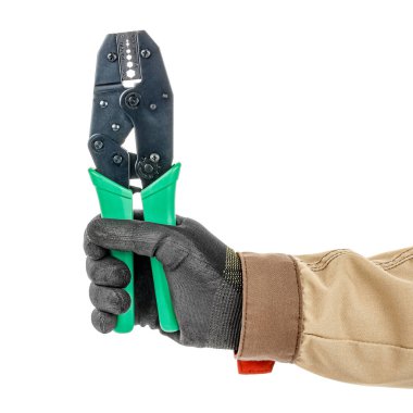 BNC konnektörleri, beyaz arkaplanda izole edilmiş siyah koruyucu eldivenli bir elektrikçi yumruğuyla sıkıştırma aracı