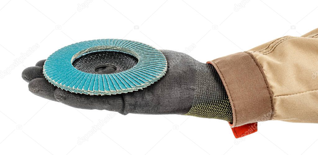 El disco de solapa abrasiva azul para moler se encuentra en la palma de