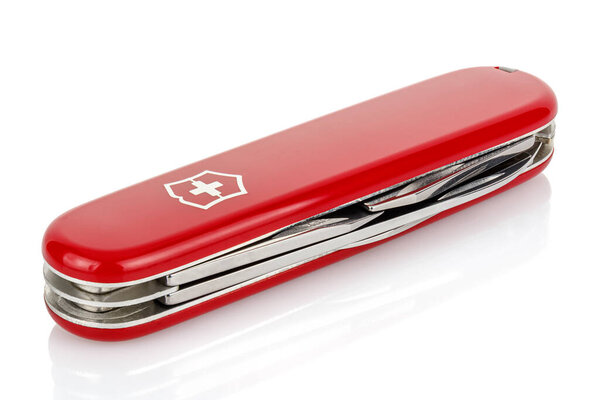 Москва, Россия - 15 мая 2020 г.: Закрытый красный викторинокс классический швейцарский карманный складной нож, изолированный на белом фоне с отражением на глянцевой поверхности
