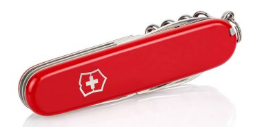 Moskova, Rusya - 15 Mayıs 2020: Kapalı kırmızı Victorinox klasik İsviçre çakısı, beyaz arka planda izole edilmiş ve parlak yüzeyde yansıtılan katlanabilir İsviçre çakısı