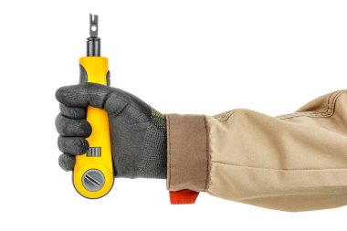 Beyaz arkaplanda izole edilmiş siyah koruyucu eldiven ve kahverengi üniformalı elektrikçi yumruğunda bilgisayar ağı soketi için sarı kıstırma aracı