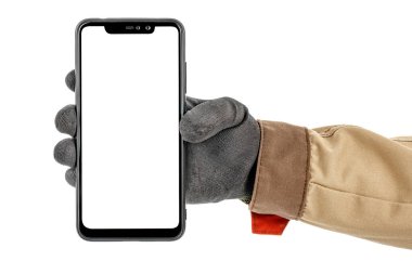 İşçi eli siyah koruyucu eldiven ve kahverengi üniforma içinde beyaz arka planda izole edilmiş kopya alanı olan modern akıllı telefon.