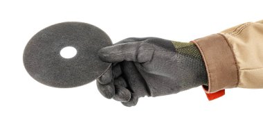 Açı öğütücü için yeni kesme diski işçi elinde siyah koruyucu eldiven ve beyaz arka planda izole kahverengi üniforma