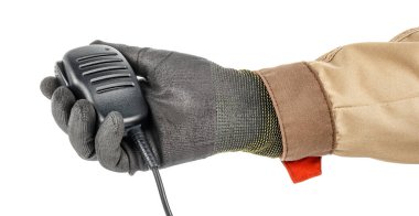 Siyah koruyucu eldiven ve kahverengi üniformalı işçi beyaz arka planda izole edilmiş telsiz mikrofon tutuyor.