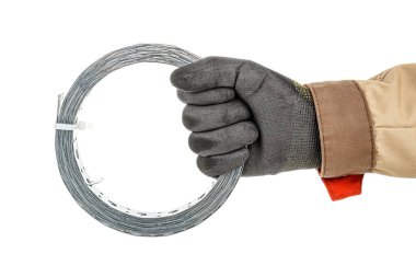 Siyah koruyucu eldiven ve beyaz arka planda izole kahverengi üniforma içinde çalışan işçilerin elindeki delikli metal montaj bandı.