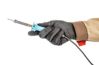 Siyah koruyucu eldivenli erkek ve kahverengi üniformalı lehim demiri beyaz arka planda izole edilmiş.