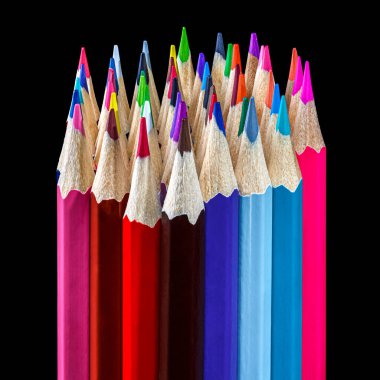 Siyah arkaplanda bir grup renkli kalem yakın plan